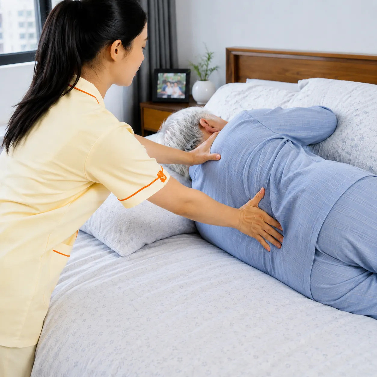 Chăm Sóc Viên bCare chăm sóc người bệnh tại giường