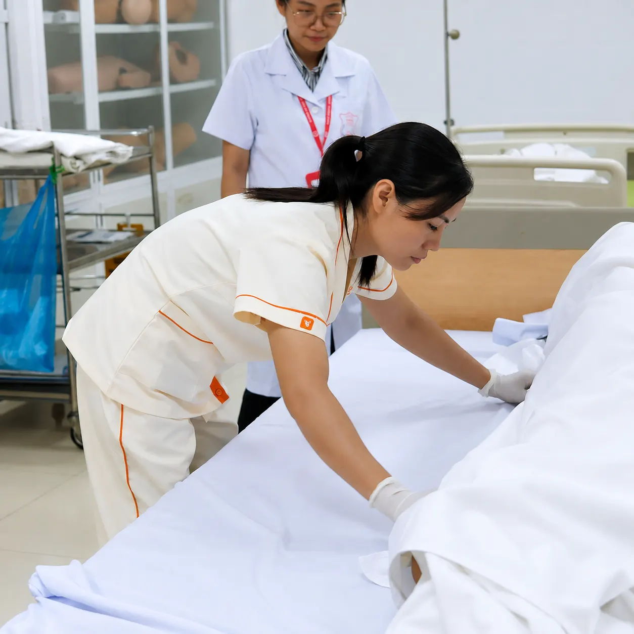 Chăm Sóc Viên bCare thực hành chăm sóc trong khóa đào tạo chuẩn y khoa