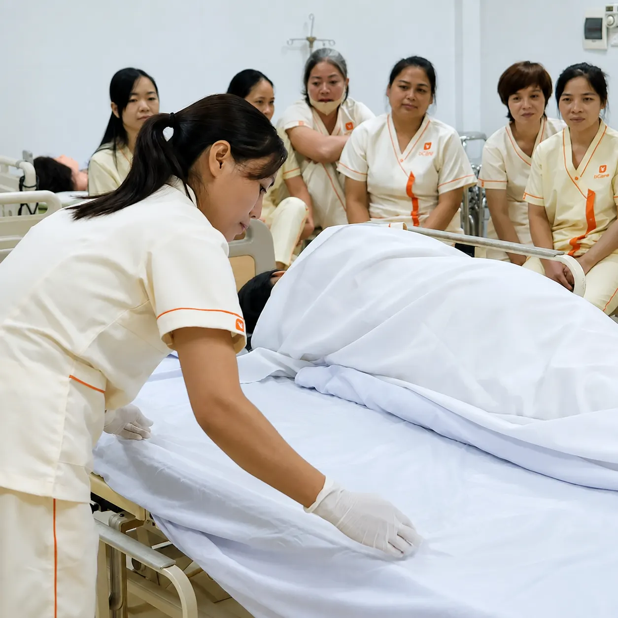 Chăm Sóc Viên bCare thực hành chăm sóc trong khóa đào tạo chuẩn y khoa