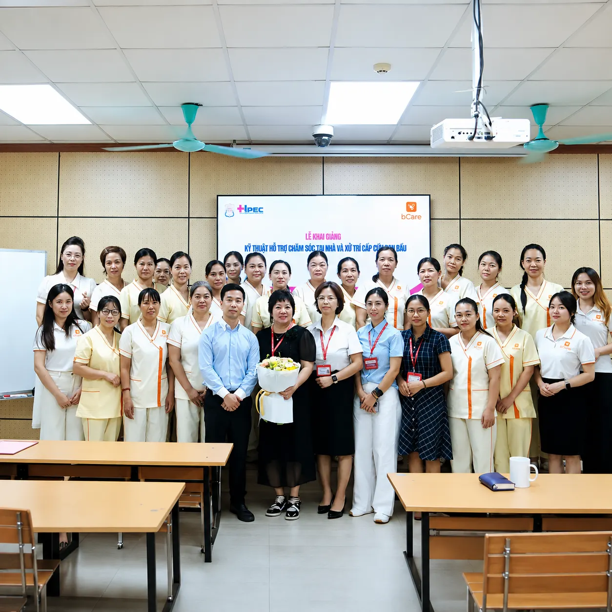 Chăm Sóc Viên bCare thực hành chăm sóc trong khóa đào tạo chuẩn y khoa