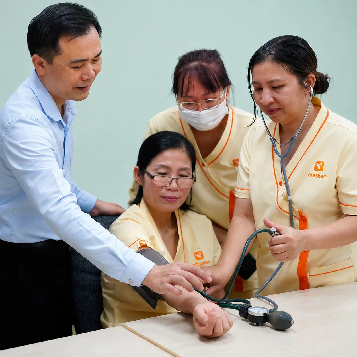 Chăm Sóc Viên bCare thực hành chăm sóc trong khóa đào tạo chuẩn y khoa