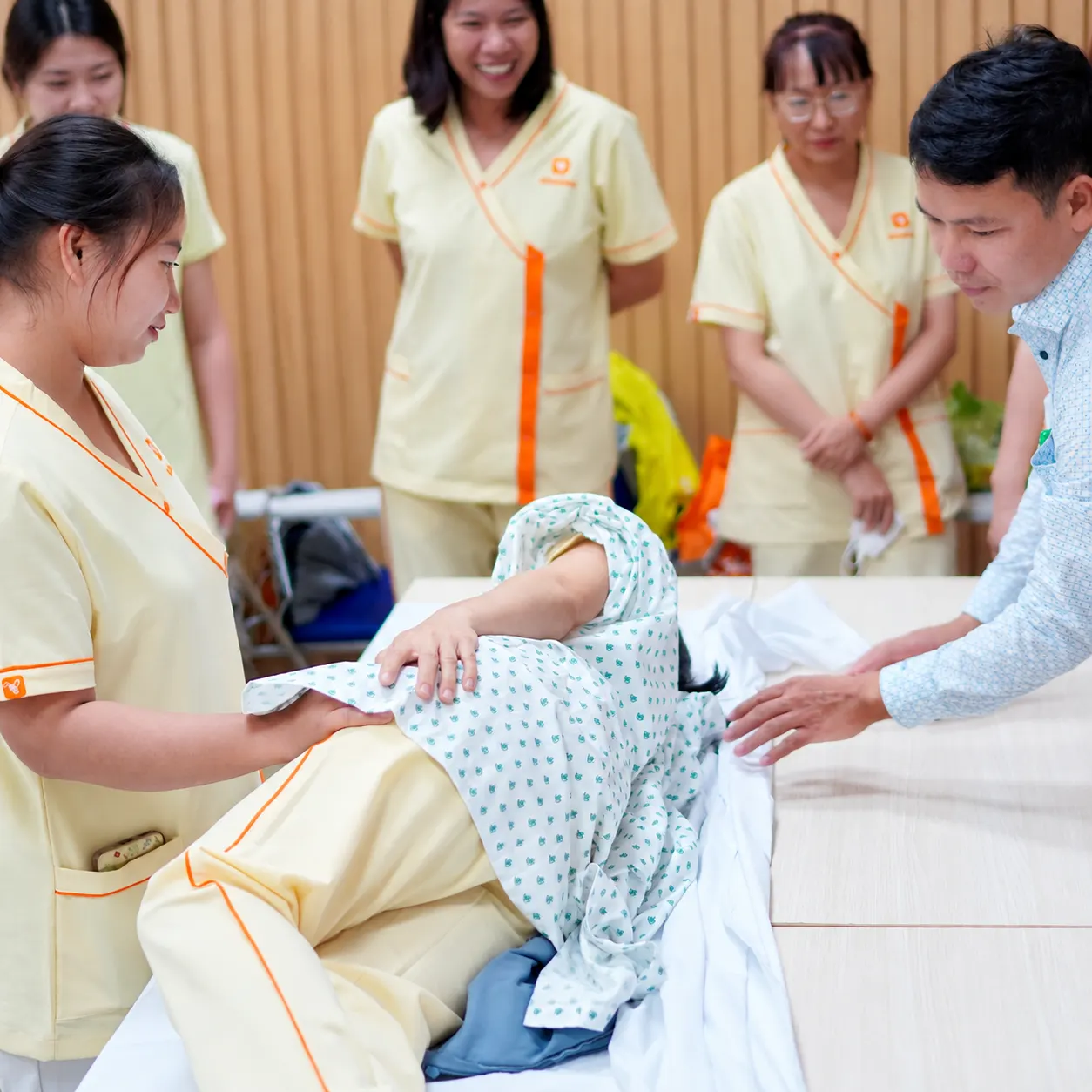 Chăm Sóc Viên bCare thực hành chăm sóc trong khóa đào tạo chuẩn y khoa