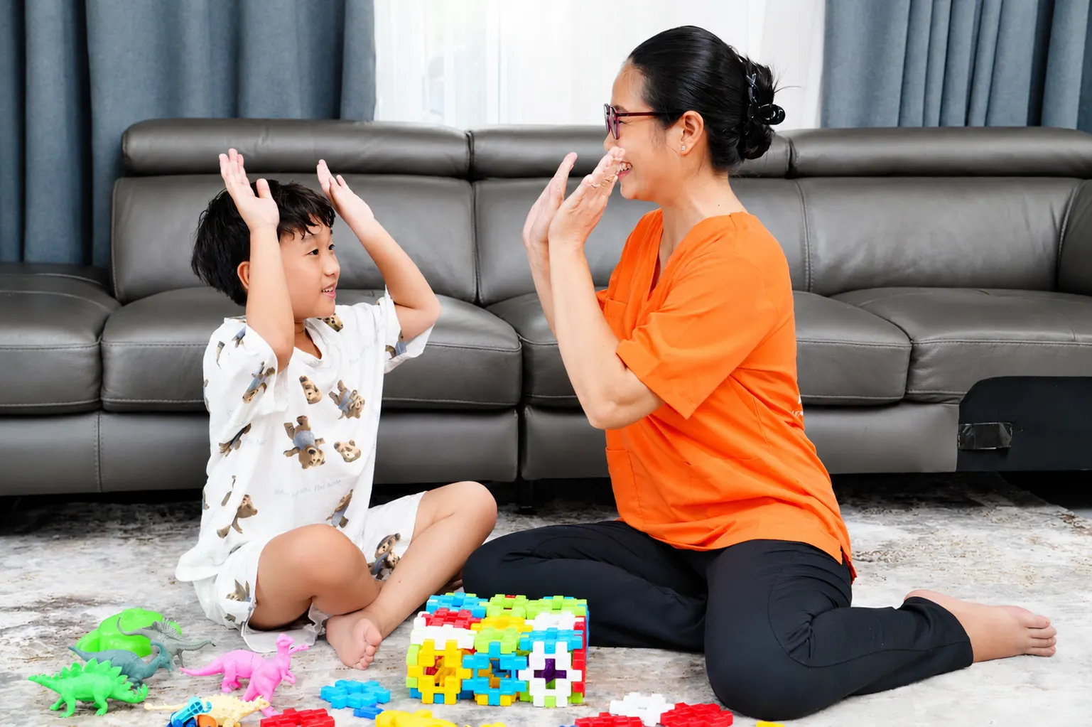 Bảo mẫu kiên nhẫn xếp đồ chơi cùng bé